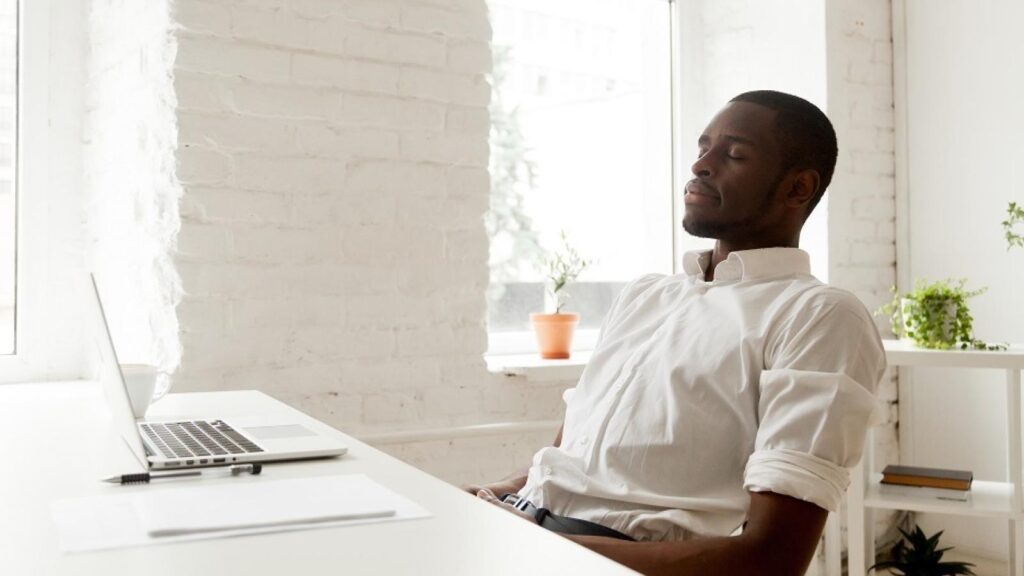 Récupération au travail : pourquoi elle est devenue essentielle à la performance durable
La récupération au travail est aujourd’hui un levier incontournable pour améliorer la performance durable en entreprise. Pourtant, elle reste largement sous-estimée, voire perçue comme une perte de temps dans de nombreuses organisations.

Dans un contexte où la productivité, la charge mentale et les exigences professionnelles ne cessent d’augmenter, de plus en plus de collaborateurs atteignent un point de saturation. Fatigue cognitive, baisse de concentration, désengagement : les signaux d’alerte sont de plus en plus visibles.

Et si le véritable problème n’était pas la charge de travail… mais l’absence de récupération efficace ?

Contrairement aux idées reçues, travailler plus longtemps ou de manière plus intense ne garantit pas une meilleure performance. Sans récupération mentale et physique, l’efficacité diminue, les erreurs augmentent et les risques de burn-out s’installent durablement.
Aujourd’hui, une nouvelle approche s’impose dans les entreprises performantes :
intégrer la récupération au travail comme un pilier stratégique pour améliorer la productivité, réduire la charge mentale et garantir une performance durable.
Dans cet article, découvrez :
•	Pourquoi la récupération améliore réellement la productivité ?
•	Comment réduire la charge mentale au travail ?
•	Quelles actions concrètes mettre en place en entreprise ?